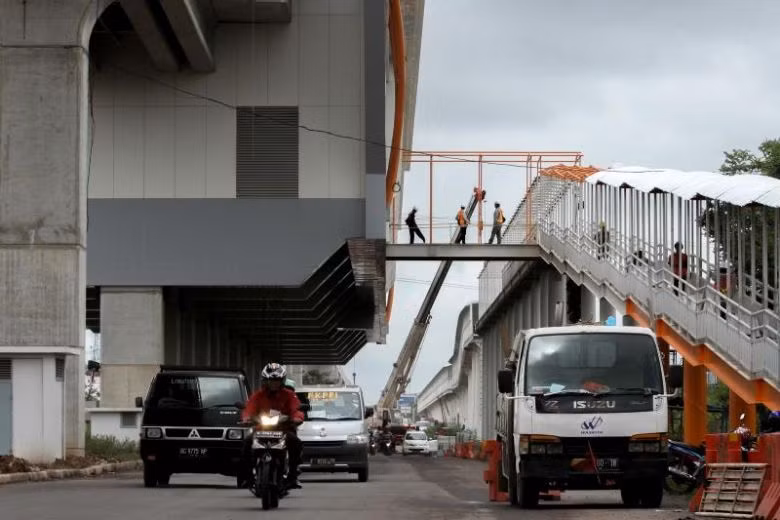 Indonesia strives to ensure smooth operation of LRT ảnh 1