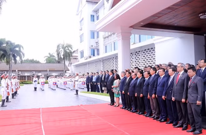 Flag raising ceremony in Laos celebrates ASEAN’s 51st anniversary ảnh 1
