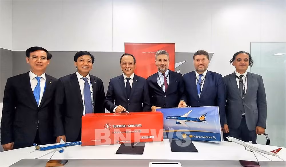 Vietnam Airlines signs cooperation deal with Turkish Airlines ảnh 1 Vietnam Airlines signs cooperation deal with Turkish Airlines ảnh 1