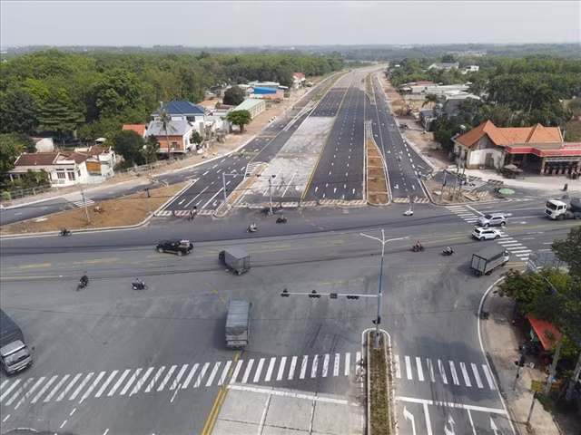 Southern Key Economic Zone needs special mechanisms to improve poor transport infrastructure ảnh 1