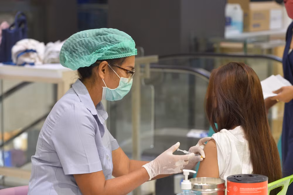 Bangkok braces for sixth wave of COVID-19 outbreaks ảnh 1