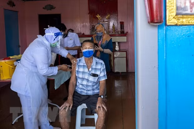 Malaysia considers applying stricter rules on COVID-19 prevention ảnh 1