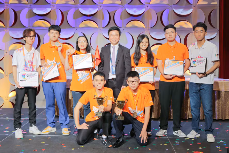 Vietnam grabs four gold medals at 2022 Microsoft Office Specialist World Champions ảnh 1