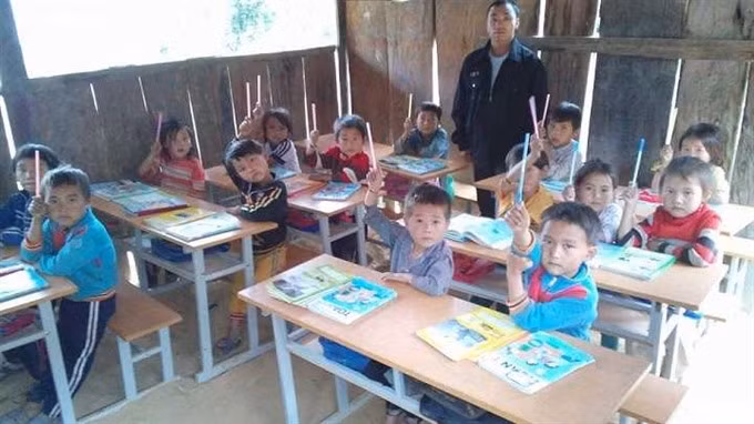 Male teachers stay the course on a difficult road ảnh 1 Male teachers stay the course on a difficult road ảnh 1