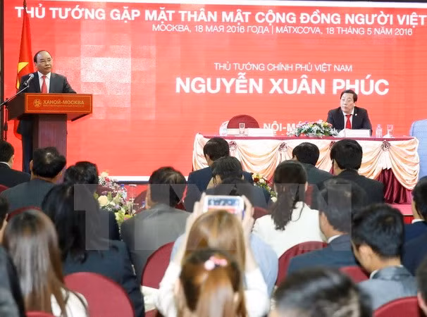 PM meets Vietnamese community in Russia ảnh 1