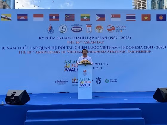 About 1,000 people join ASEAN Fun Walk 2023 in HCM City ảnh 1