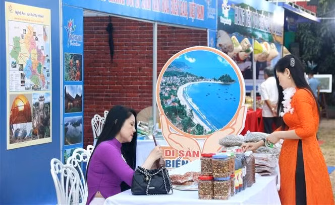 Over 200 photos on Vietnam’s seas, islands on display in Binh Thuan ảnh 1