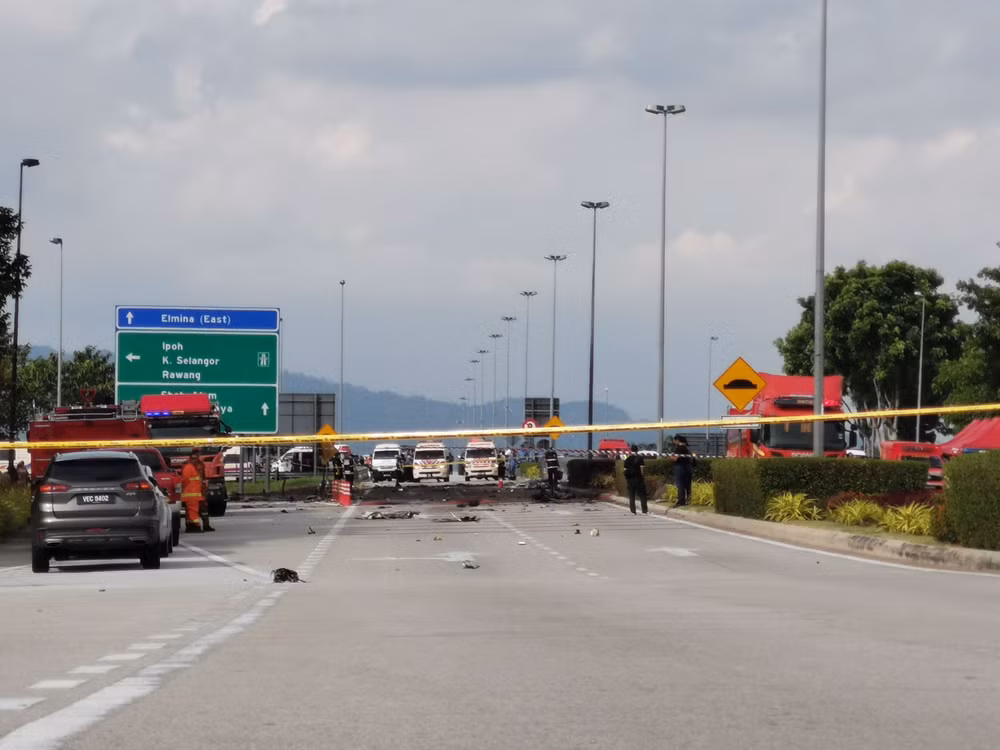 Malaysia's ministry confirms 10 deaths in plane crash ảnh 1