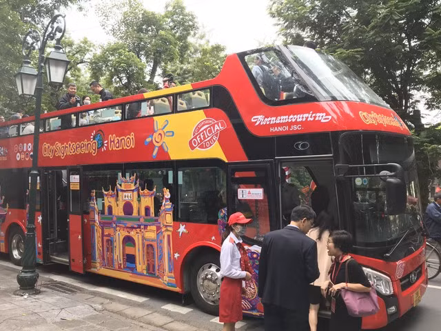Hanoi offers free double-decker rides on holiday ảnh 2