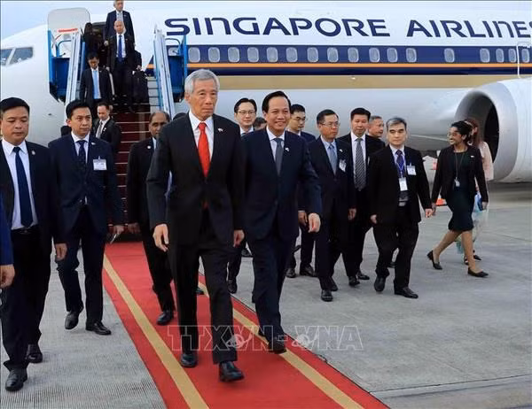 Singaporean PM begins official visit to Vietnam ảnh 1 Singaporean PM begins official visit to Vietnam ảnh 1