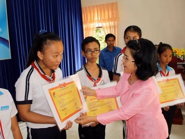 3,000 poor students benefit from East Meets West programmes ảnh 1 3,000 poor students benefit from East Meets West programmes ảnh 1