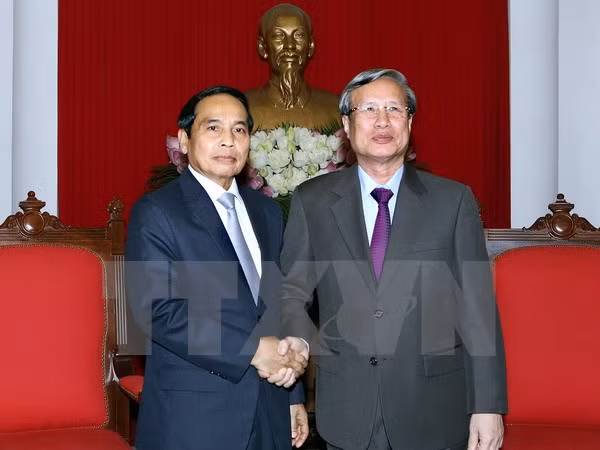 Laos vows to strengthen solidarity with Vietnam ảnh 1
