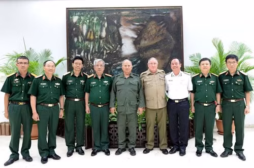 Senior defence officials visit Cuba ảnh 1