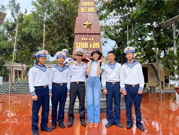 Sacred and proud Truong Sa in the heart of two Ms. Vietnam ảnh 3