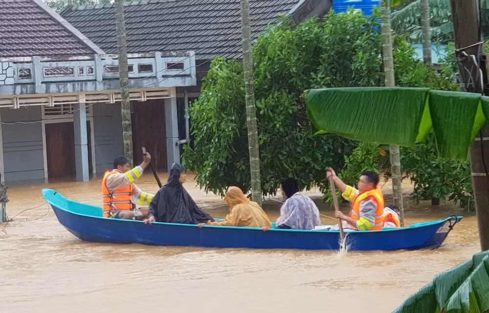 USAID supports flood-affected people in Quang Ngai province ảnh 1