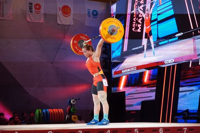 Lifter Thanh dominates Asian weightlifting championships ảnh 1