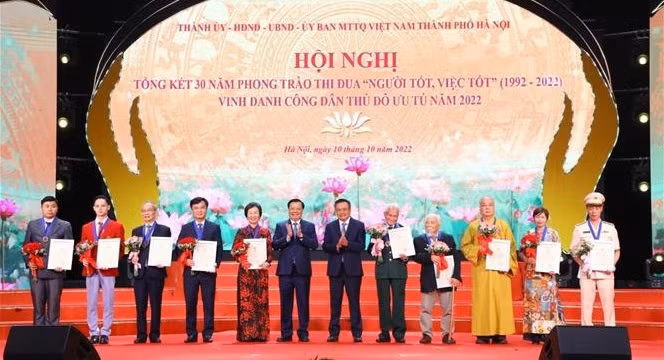 Hanoi honours ten outstanding citizens ảnh 1