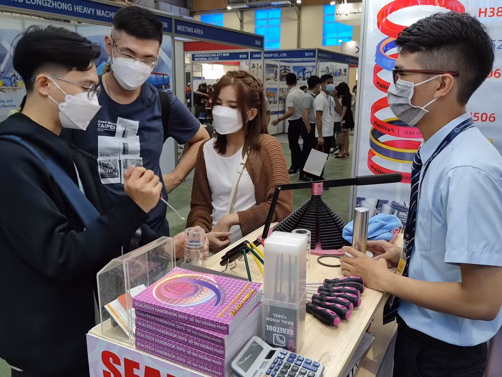 Mining, construction expo attracts over 100 firms ảnh 1