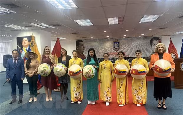 Vietnam’s traditional long dresses introduced in Venezuela ảnh 1