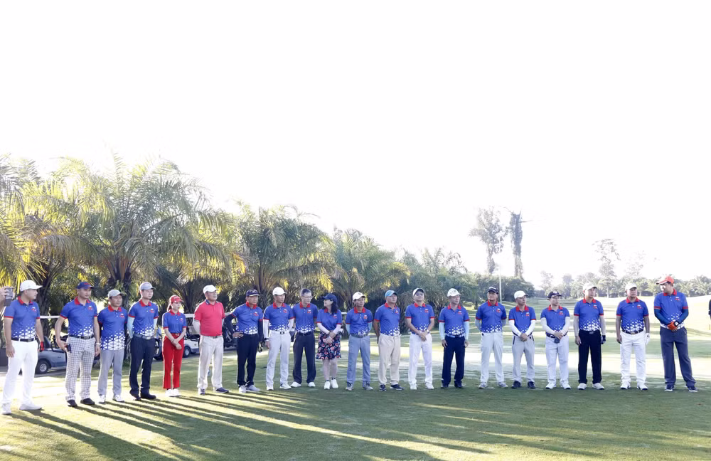 Friendship golf tournament held to foster Vietnam-Laos ties ảnh 1