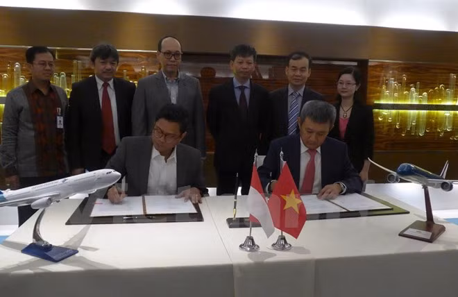 Vietnam Airlines, Garuda Indonesia boost strategic cooperation ảnh 1