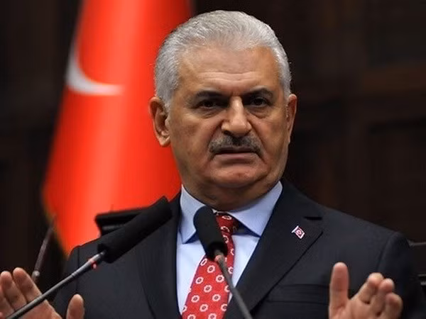 Turkey’s Prime Minister arrives, beginning Vietnam visit ảnh 1 Turkey’s Prime Minister arrives, beginning Vietnam visit ảnh 1