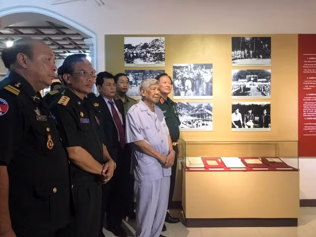 Exhibition features Vietnam-Laos-Cambodia solidarity ảnh 1