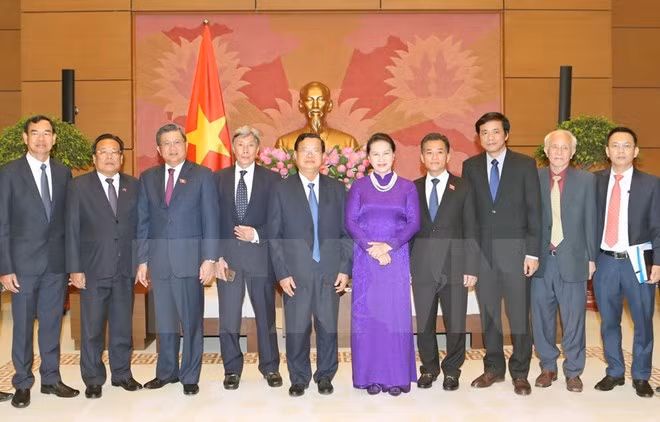 NA Chairwoman Nguyen Thi Kim Ngan receives Lao officials ảnh 1