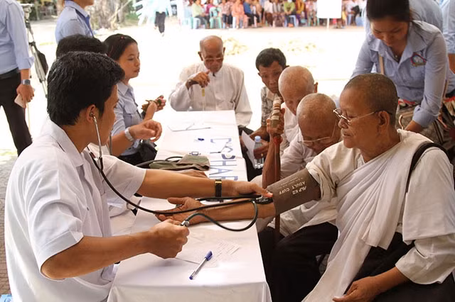 Doctors provide free checkups to poor people in Cambodia ảnh 1