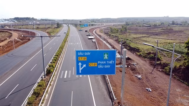 Ministry operates 500 additional kilometres of North-South expressway ảnh 1