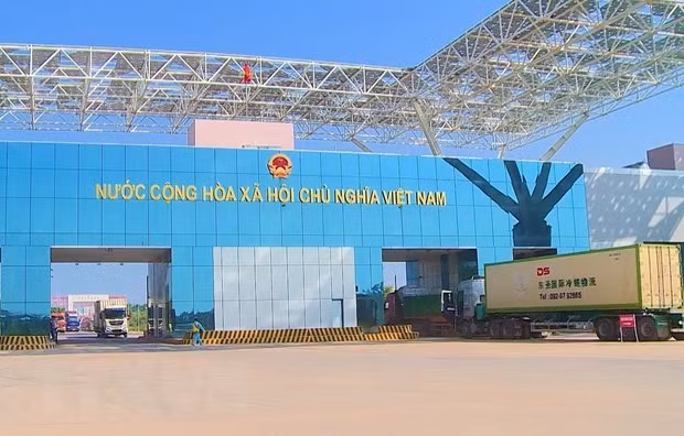 Cross border trade through Mong Cai border gate reaches nearly 2.5 billion USD in nine months ảnh 1