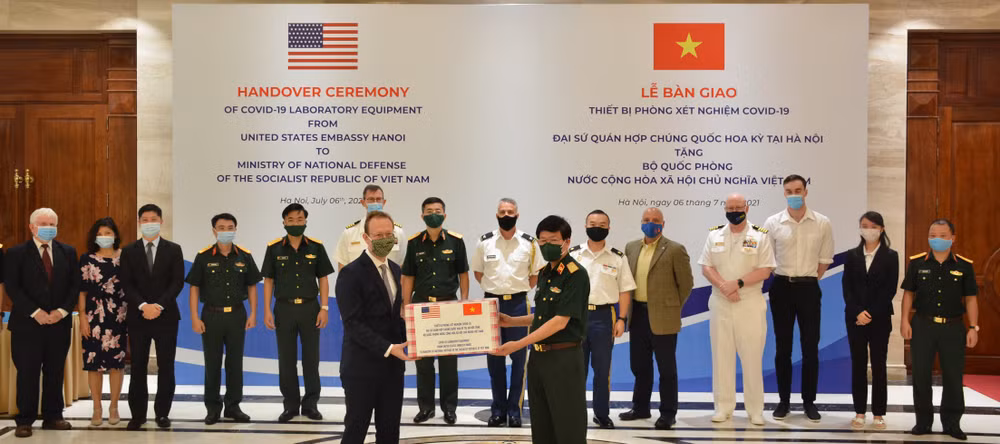 US Embassy presents COVID-19 lab equipment to Defence Ministry ảnh 2