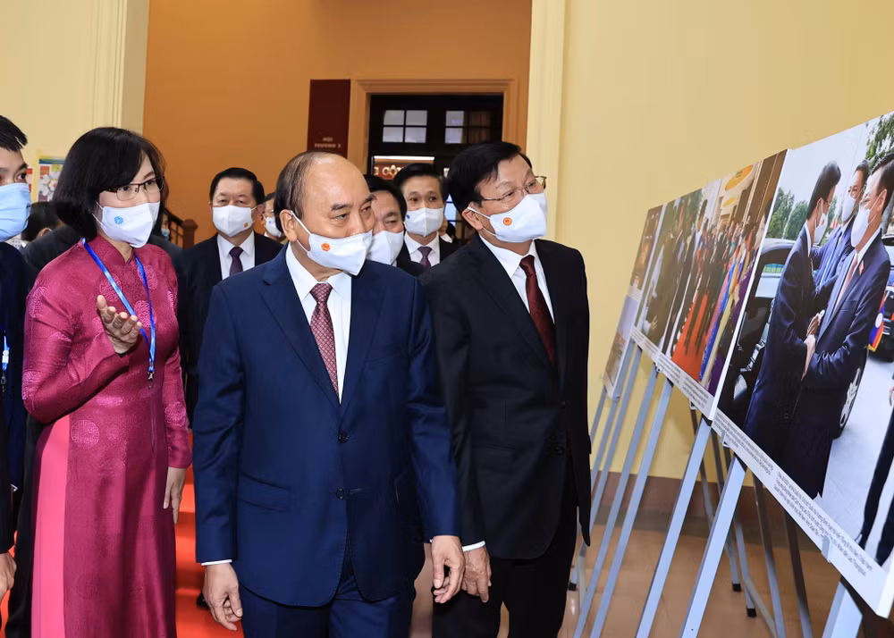 Top Lao leader visits Ho Chi Minh National Academy of Politics ảnh 2