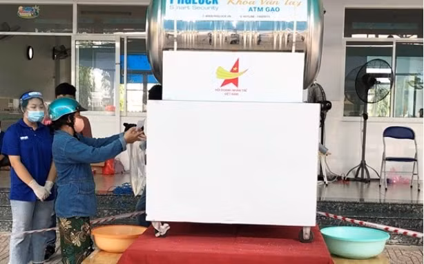 HCM City unveils 2nd COVID financial relief package ảnh 1