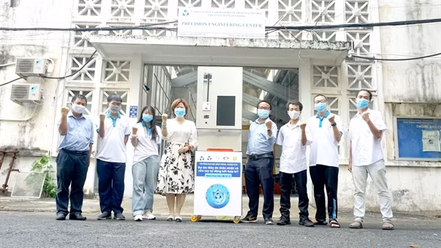 Anti-COVID-19 solutions being developed across the country ảnh 1