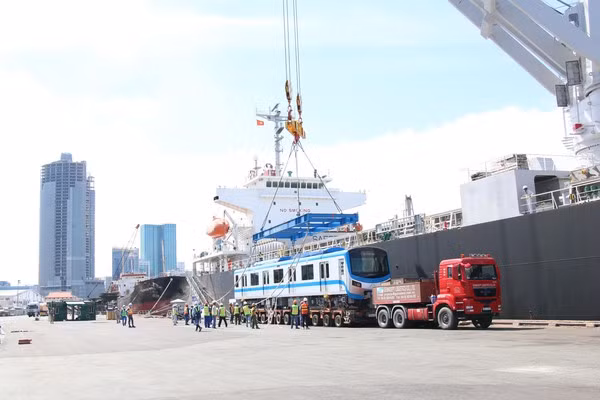HCM City receives two more trains of Metro Line No.1 ảnh 1