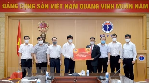 Health Ministry receives COVID-19 breath testing system from Vingroup ảnh 1