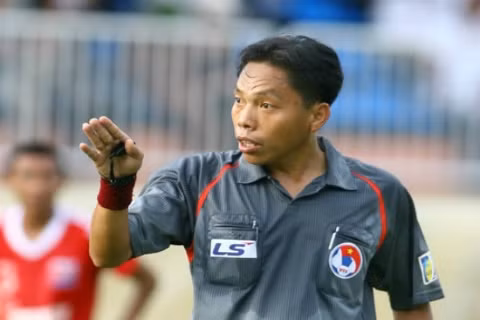 Referee wins Golden Whistle Award ảnh 1 Referee wins Golden Whistle Award ảnh 1