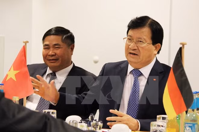 Deputy PM Trinh Dinh Dung visits Germany ảnh 1