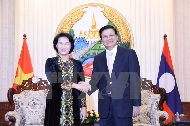 Lao PM ready to tackle difficulties for Vietnamese investors ảnh 1