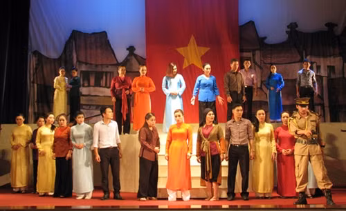 Ninh Binh hosts traditional opera festival ảnh 1