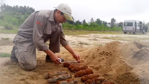 Quang Tri: 21 projectiles removed from civilian’s garden ảnh 1
