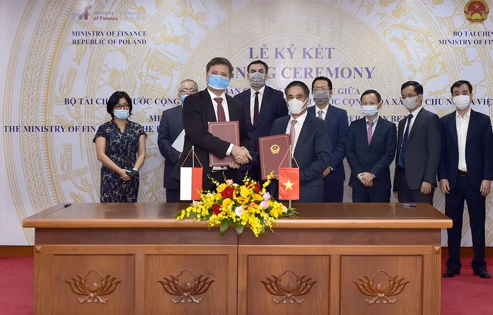 Vietnamese, Polish ministries sign MoU on finance cooperation ảnh 1