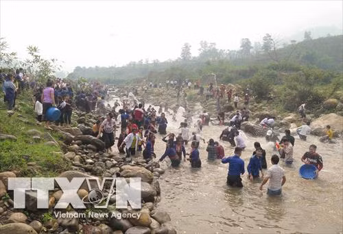 Lao ethnics in Dien Bien celebrate water splashing festival ảnh 1