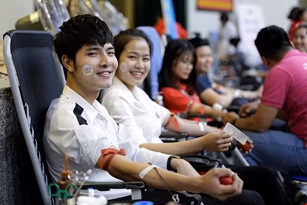 Voluntary Blood Donation Day observed nationwide ảnh 1
