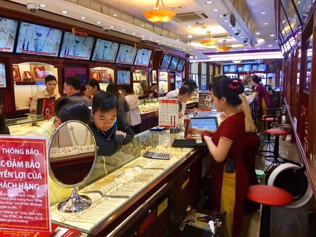 Local gold prices keep up with global rise ảnh 1