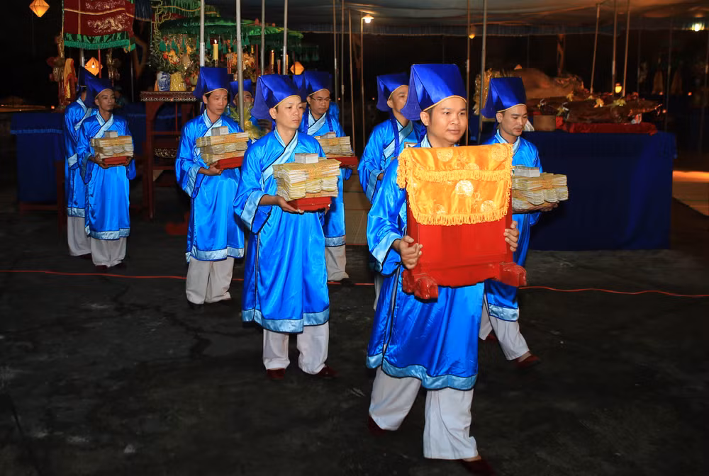Hue festival: Heaven-and-Earth-worshipping ritual re-enacted ảnh 1