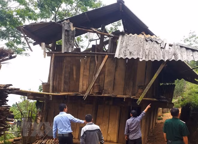 Whirlwinds tear roofs off hundreds houses in northern provinces ảnh 1 Whirlwinds tear roofs off hundreds houses in northern provinces ảnh 1
