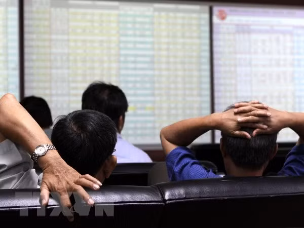 VN-Index returns to 1,190 benchmark after stocks recover ảnh 1