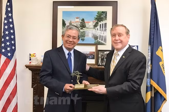 Vietnamese Ambassador visits US Naval Postgraduate School ảnh 1